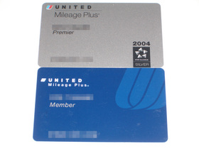 Mileage Plus Member Card（下）とPremier Card（上）