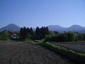 日向前田駅辺りから見た霧島連峰。左端が高千穂峰か