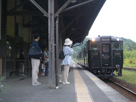 嘉例川駅に入線するはやとの風