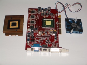RADEON 9500PRO純正ファン(左)とRADEON 9500PRO(中央)、ADDA チップ用クーラー(右)