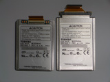 gigabeat F20のHDDとのサイズ比較。確かに小型化されている。型番はMK3008GAL