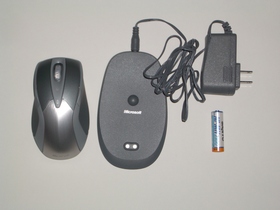 Wireless Laser Mouse 8000本体と充電クレードル、ACアダプタ
