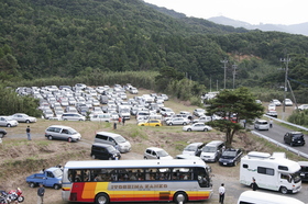 脱出渋滞。中央のバスはYACの福岡分団と書いてあった